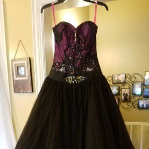 Beautiful Prom/Ball Gown - Strapless